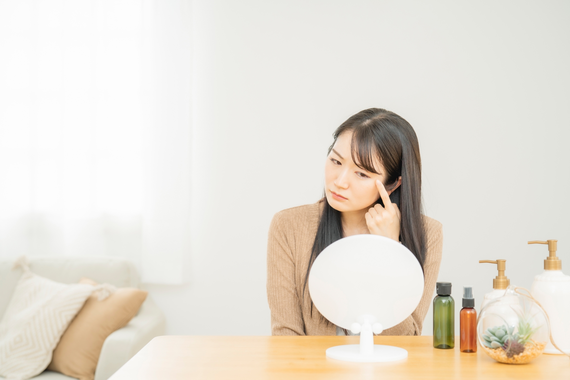 顔のシワやたるみの原因は骨！？