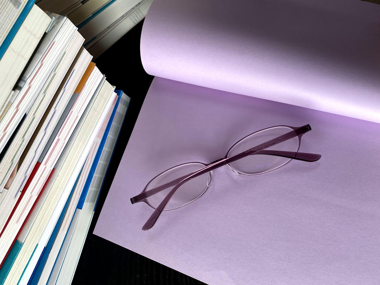 暗い部屋で本を読んだら目が悪くなる！？