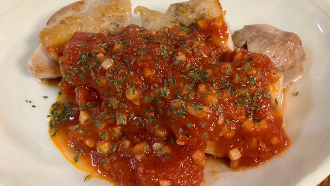 鶏もも肉のグリル～ガーリックトマトソースがけ～