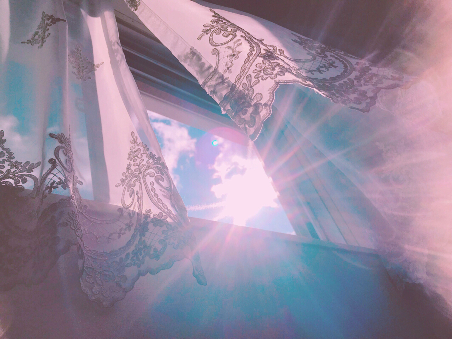 カーテンから見える光