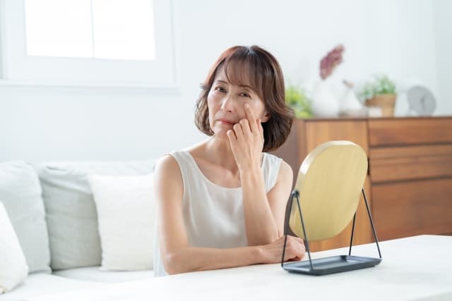 老化のサインは目元から！加齢で目の形が変わる原因とおすすめの対策を紹介