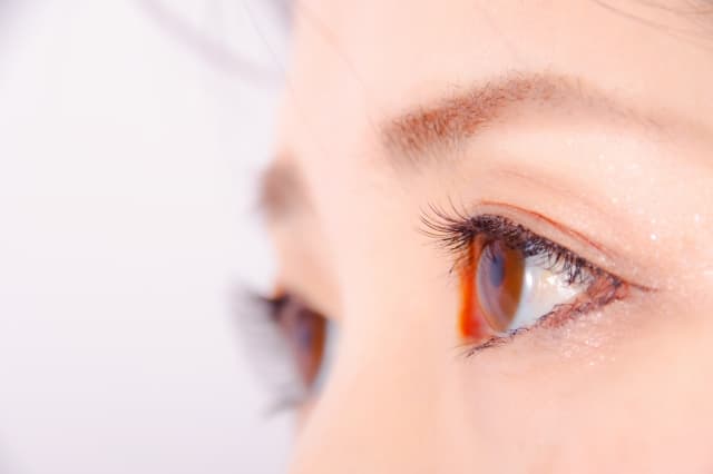 まつ毛が抜ける・生え際がかゆくなる5つの原因とおすすめ対策を紹介