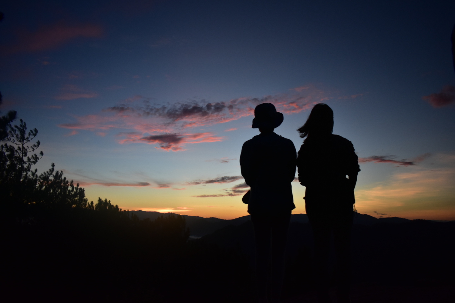 夕焼け空に二人の女性